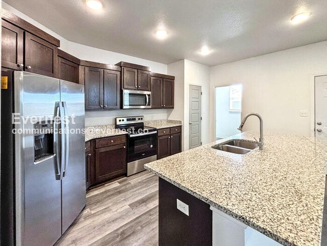 Building Photo - Limited Time Special Offer / 3 Bed/2 Bath Home with Garage / Pet-Friendly / Available Now!