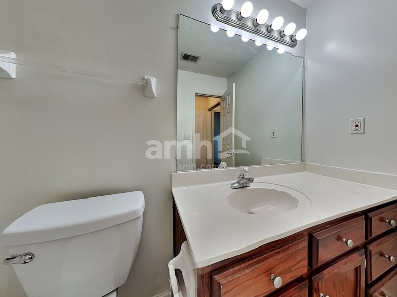 Building Photo - 6145 Sandbourne E