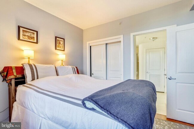 Building Photo - Professionally Managed // 1bedroom 1bathroom// Court House// Parking Included!