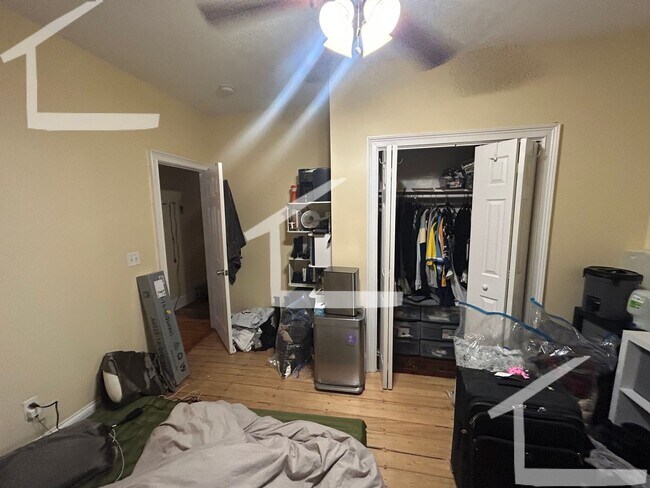 Building Photo - Don't miss out on this 6 bed 2 bath in Mission Hill...