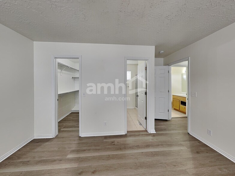 Building Photo - 817 Country Club Dr