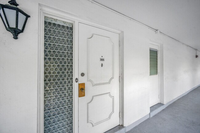 Building Photo - 800 E Camino Real