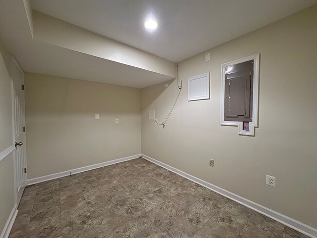 Building Photo - Spacious And Elegant 4 Bed 3 Bath Home Wit...