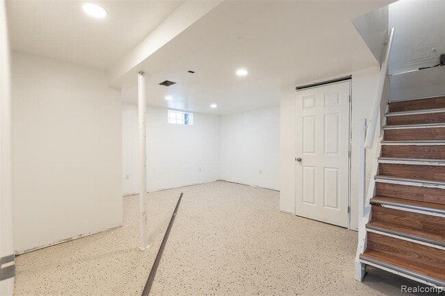 Building Photo - 613 Riverbank St