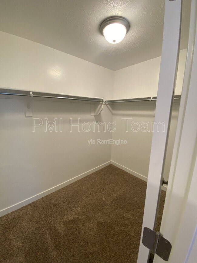 Building Photo - 972 Stonehaven Dr