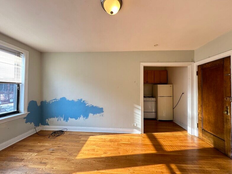 Building Photo - 629 W Belmont Ave