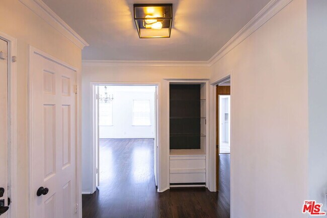 Building Photo - 2547 Canyon Dr