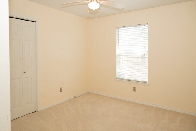 Building Photo - "Charming 3-Bedroom Retreat with 2 Full Baths in Mary Esther, FL!"