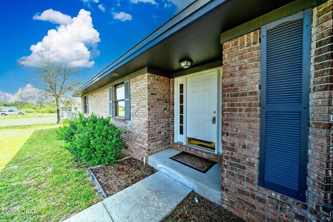 Building Photo - 2422 Thames Dr