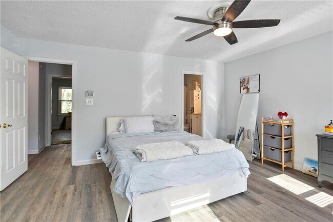 Building Photo - 2584 Old Roswell Rd