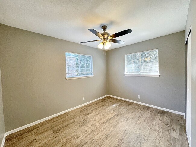 Building Photo - Sunshine Estates Completely Renovated Apar...