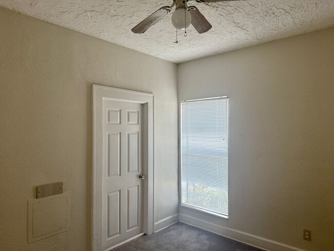Building Photo - 3/1 Located in South St. Pete!