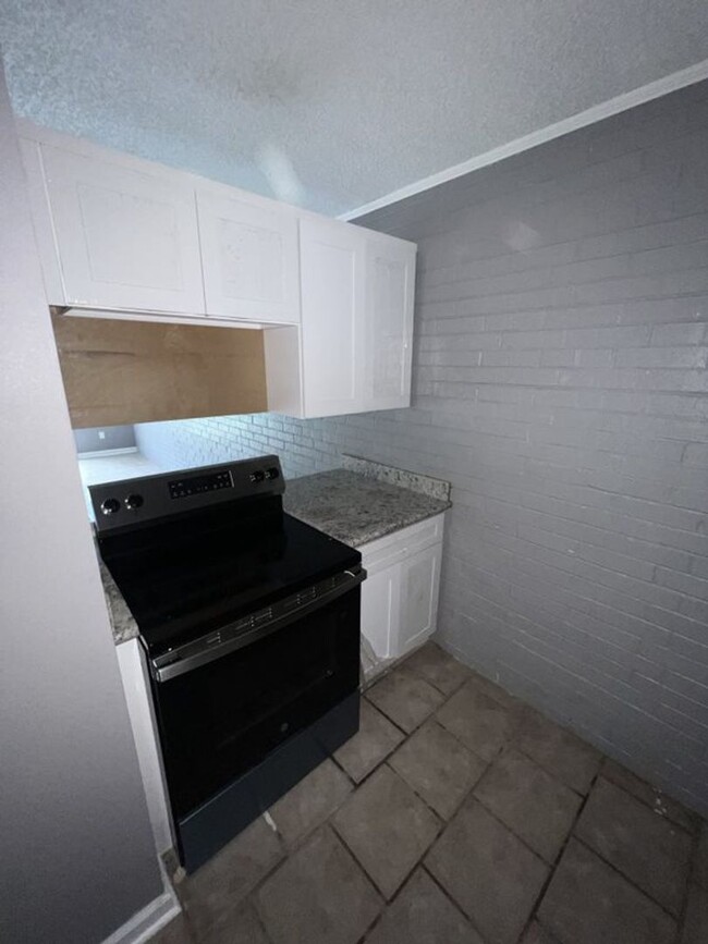 Building Photo - Newly renovated! 2 bedroom 1 bath townhous...