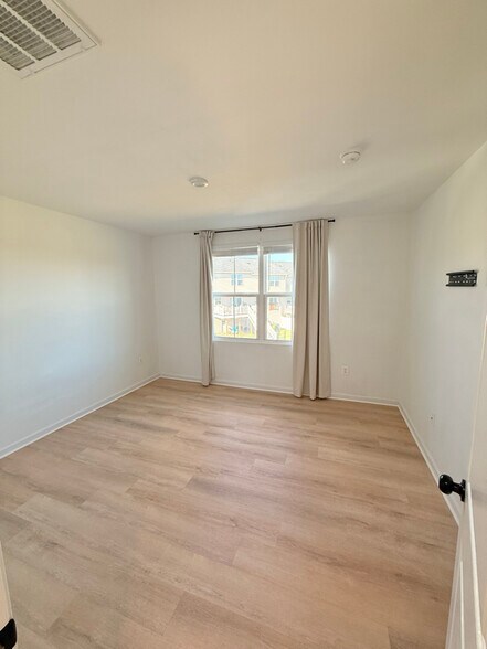 Building Photo - 28 Sebago Pl