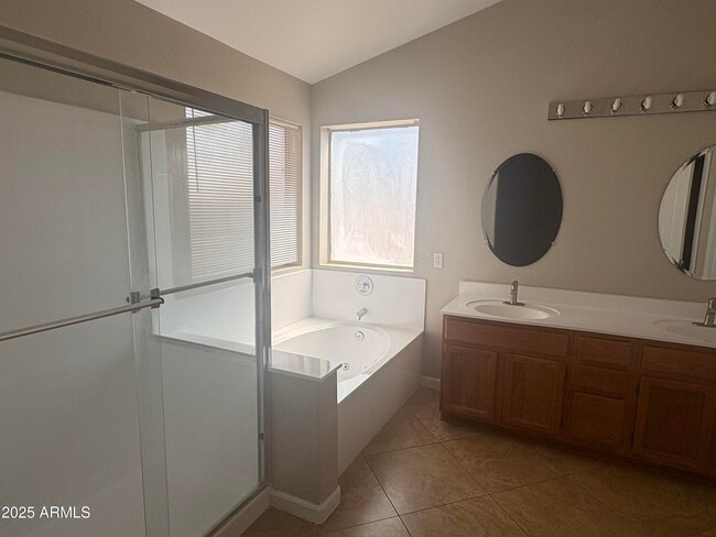 Building Photo - 918 S San Joaquin Ct