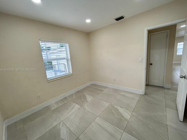 Building Photo - 610 E 8th Ave