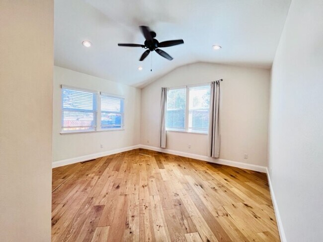 Building Photo - Charming and Move-in Ready 3BD/2BA, Single...