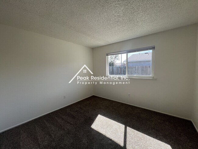 Building Photo - Spacious 4bd/2ba House with 2 Car Garage