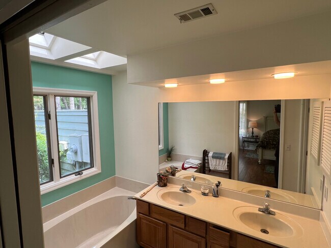 Masterbath with garden tub - 1407 BB Sams Ct