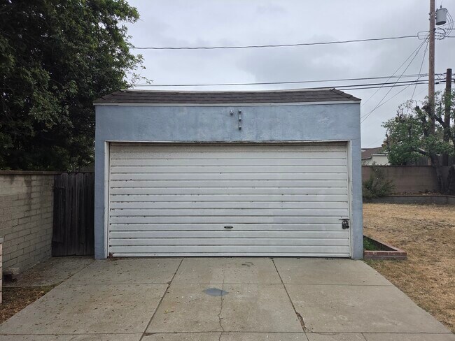 Building Photo - 1721 N Fairview St