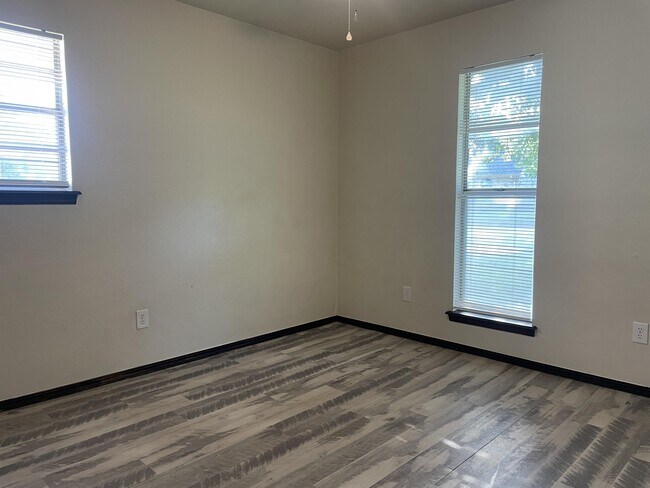 Building Photo - 1420 Oakcrest Ave