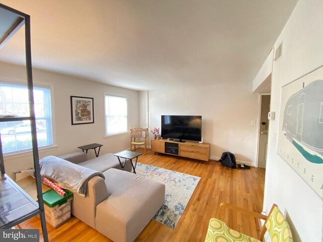 Building Photo - 706 S Fayette St