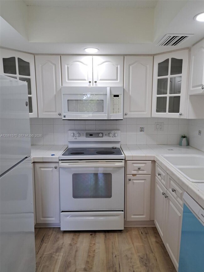 Building Photo - 8860 SW 123rd Ct