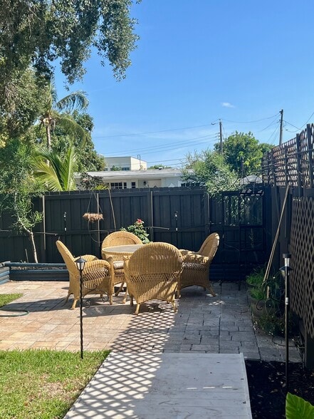 Side yard 2 - 4141 NE 16th Ave