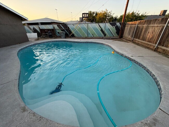 Building Photo - Affordable 3 BD 2 BA house in SW Bakersfield on a corner lot
