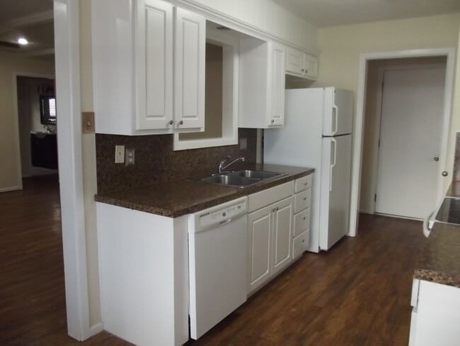 Building Photo - Great updated 4 bedroom 2.5 bath home, 2 c...