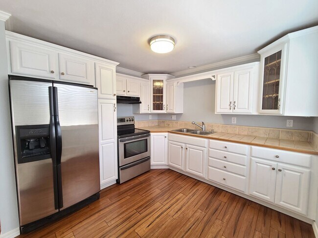 Building Photo - $1,695 - 2 Bed / 2 Bath Spacious Top Floor...