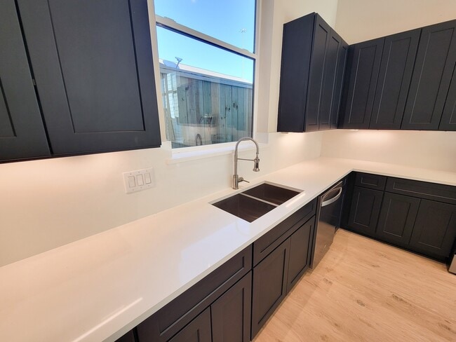 Building Photo - 5613 Leonard St