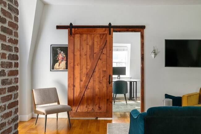 Building Photo - 42 King St