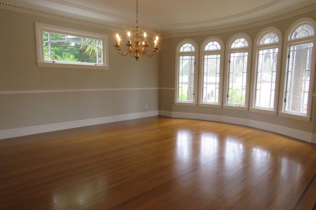 Building Photo - Elegant 4 bedroom House  with bonuses