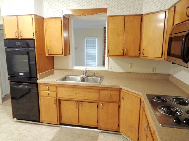 Building Photo - **Available Now** Spacious 3 Bedroom 2 Bath in Savannah!