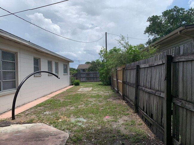 Building Photo - Updated 3 Bedroom 2 Bath in Central Gulfport