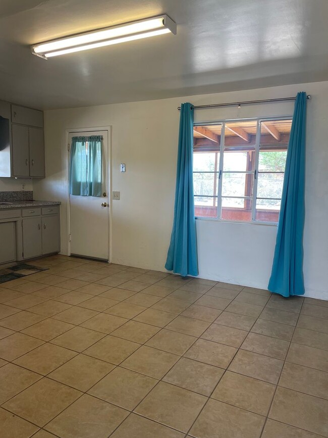 Building Photo - Lovely 3 Bedroom House with Stunning Mount...