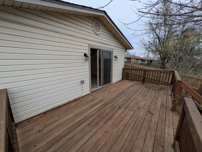 Building Photo - 906 Parkview Dr