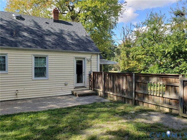 Building Photo - 1319 Devers Rd