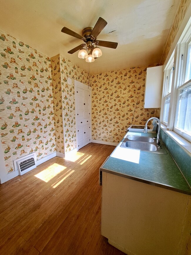 Building Photo - 44 E Parkwood Dr