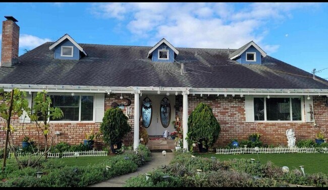 Primary Photo - 732 Clubhouse Dr