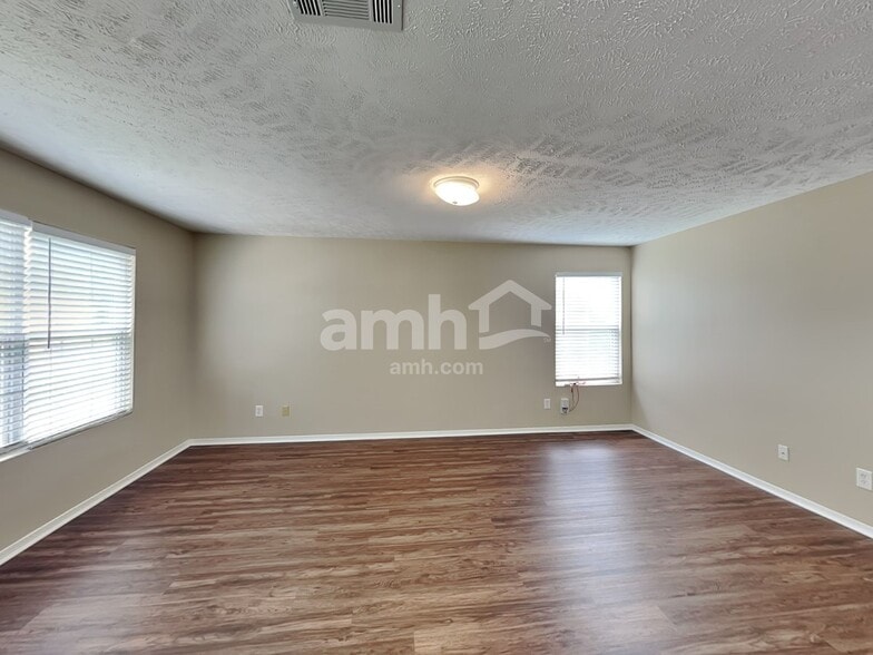 Building Photo - 1215 Lasalle Dr