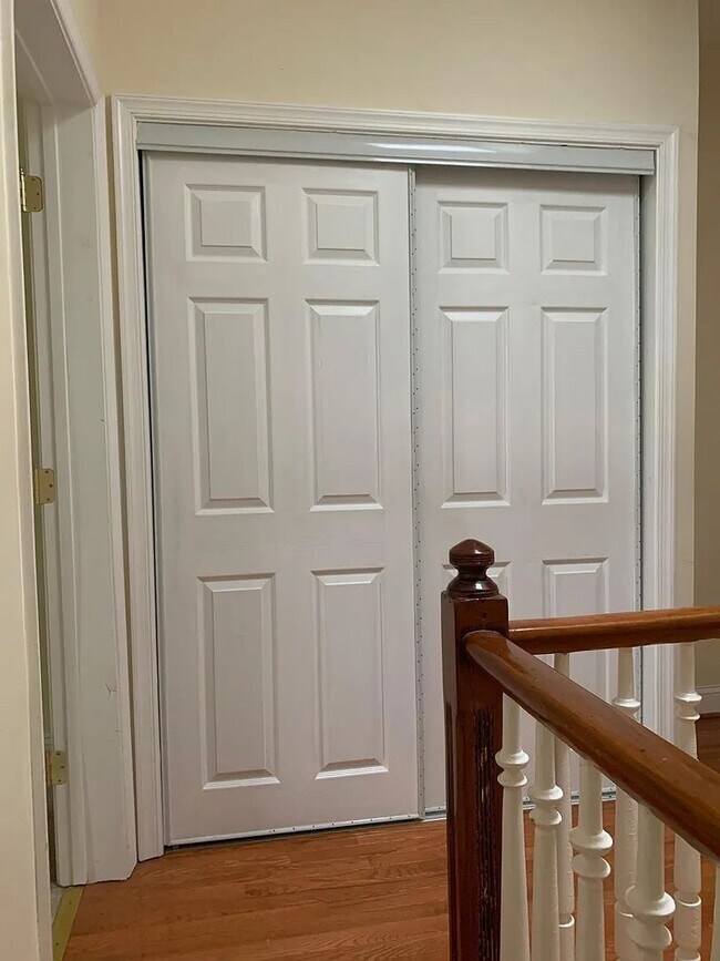 Building Photo - Beautifully renovated rowhome with refinis...