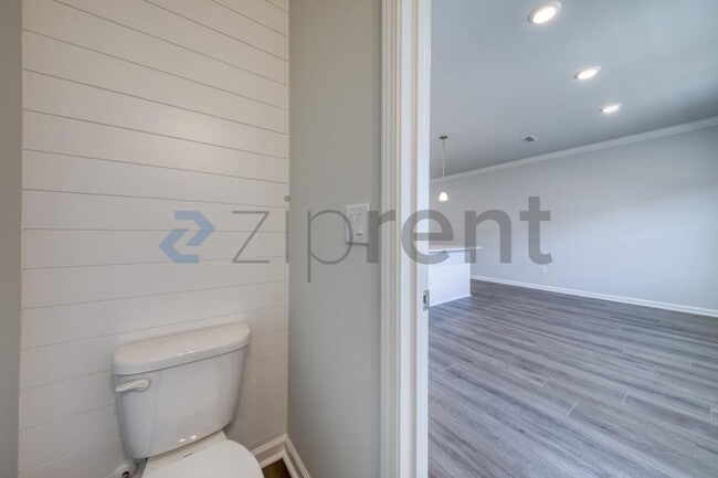 Building Photo - 1467 Hasse Ave