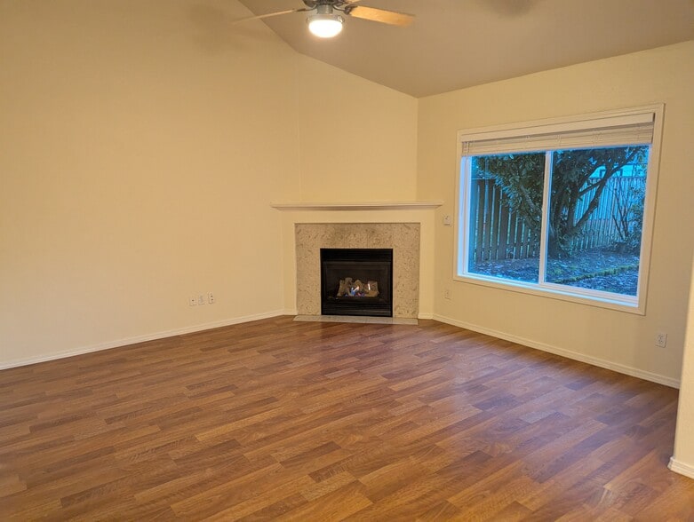 Building Photo - 3144 SE Sternwheeler Dr