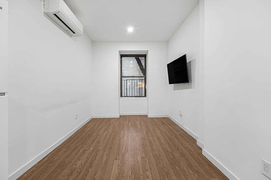 Building Photo - 160 W 54th St