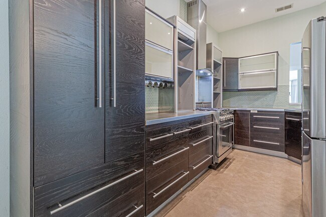 Building Photo - Modern Design 3 Bedroom 2 Bath, 2 car Gara...