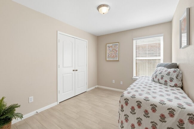 Building Photo - 1001 Strawberry Ridge Dr