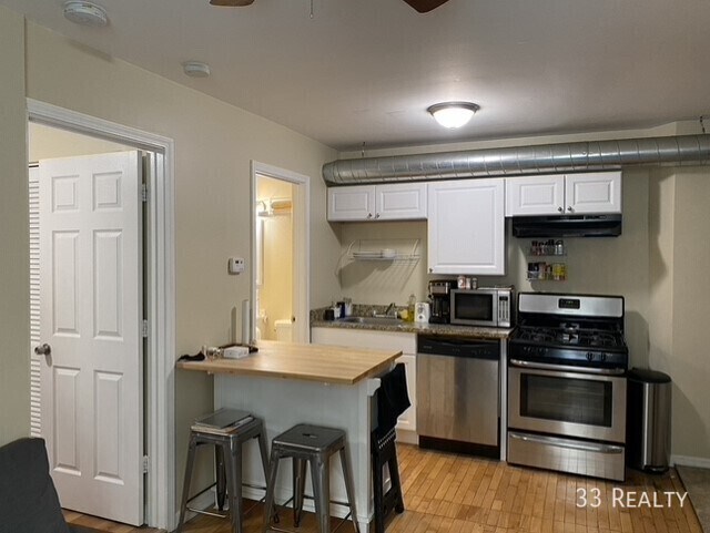Building Photo - 3240 N Clark-3M