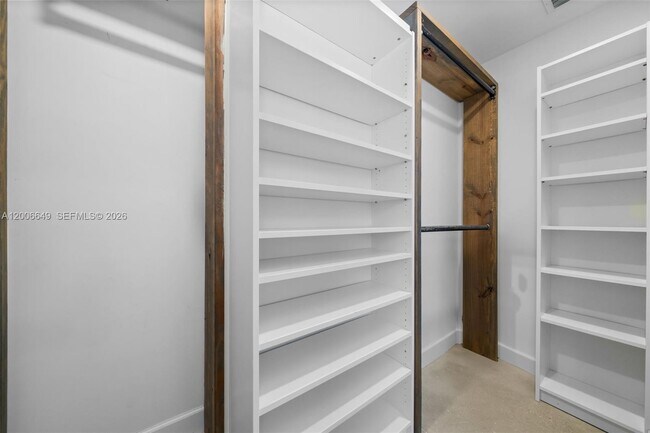 Building Photo - 930 N 11th Ct